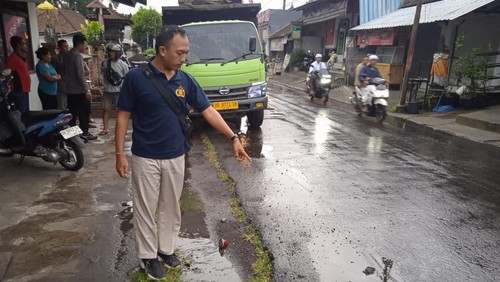 Anggota Satlantas Polres Karangasem saat melakukan olah TKP di lokasi kecelakaan di Banjar Dinas Sidakarya, Karangasem, Bali, Senin (13/11/2023).