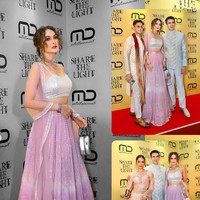 Luna memilih Lehenga berwarna merah muda yang dipadukan dengan warna silver. Tampil beda, Luna juga tampak mengeriting rambutnya. Foto: Instagram/@lunamaya