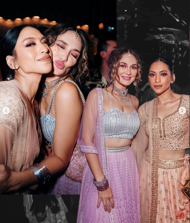 Penampilan Luna kian memukau dengan Maang Tikka yang diletakkan di tengah rambutnya, gelang khas wanita India, sepasang anting, dan kalung choker yang senada dengan pakaiannya. Foto: Instagram/@lunamaya