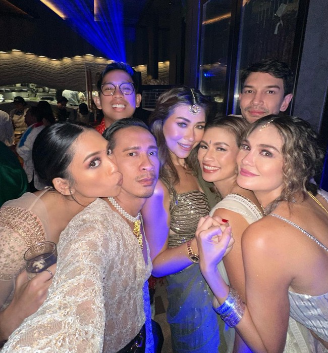 Luna berpose bersama Aming dan beberapa rekannya yang juga hadir. Bagaimana menurutmu penampilan Luna? Foto: Instagram/@amingisback