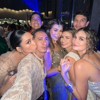 Luna berpose bersama Aming dan beberapa rekannya yang juga hadir. Bagaimana menurutmu penampilan Luna? Foto: Instagram/@amingisback