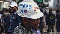 Akibat demonstrasi ini, arus lalu lintas di jalan MH Thamrin yang berada di depan Kementerian ESDM dialihkan.