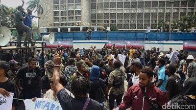 Mahasiswa Papua Geruduk Kantor Kementerian ESDM