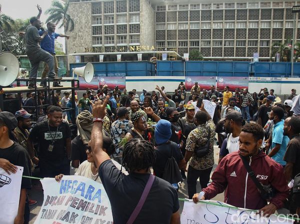 Mahasiswa Papua Geruduk Kantor Kementerian ESDM