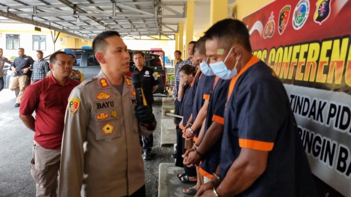 Mahfud (46) ditangkap karena melakukan pemerkosaan terhadap anak pemilik rumah yang ditumpangi di Kobar, Kalteng.