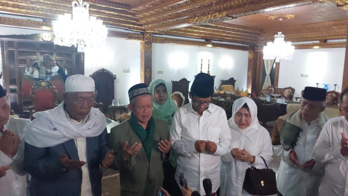 Cawapres PDIP Mahfud Md menggelar doa bersama menjelang pengundian nomor urut pasangan capres dan cawapres Pilpres 2024. Mahfud didoakan oleh kiai dari tujuh pesantren di Jawa Timur.