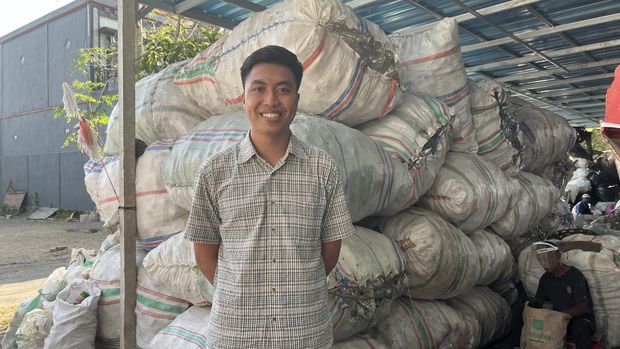 Manajer Operasional Griya Luhu Kadek Ayun Wardimas di gudang Griya Luhu, Gianyar, Bali, Senin (31/10/2023).