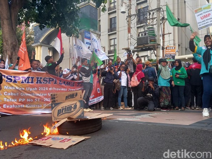 Massa buruh demo soal upah minimum di depan kantor Dinas Ketenagakerjaan dan Transmigrasi Jawa Tengah, Selasa (14/11/2023).