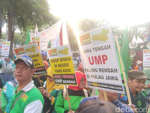 Massa buruh demo soal upah minimum di depan kantor Dinas Ketenagakerjaan dan Transmigrasi Jawa Tengah, Selasa (14/11/2023).