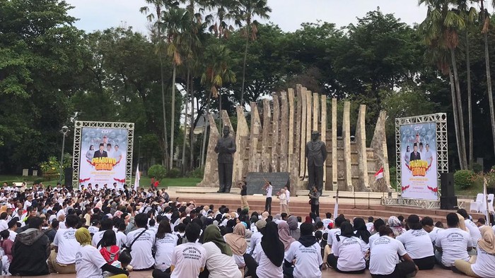 Massa pendukung Prabowo-Gibran berkumpul di Tugu Proklamasi jelang pengundian nomor urut (Fitrya Anugrah-detikcom)