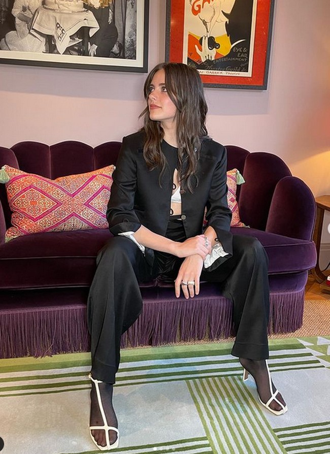 Setelah lulus sekolah, Meg Bellamy pernah bekerja di Legoland Inggris, Dia menghibur para tamu Legoland dengan mengenakan kostum karakter. Foto: dok. Instagram/@megkbellamy