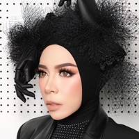 Syuting video klip, Melly Goeslaw berbusana serba hitam tapi tetap edgy. Kali ini ibu dua anak tersebut memakai headpiece bentuk tangan di atas hijabnya. Foto: Instagram/@melly_goeslaw
