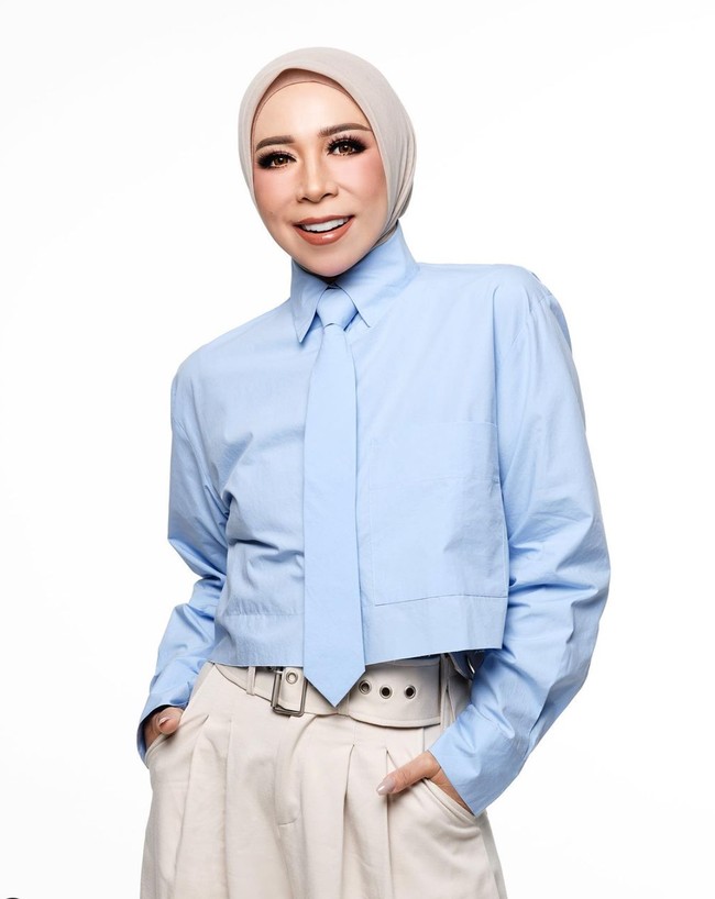Gaya preppy jadi andalan Melly Goeslaw untuk berbusana rapi tapi tetap stylish. Foto: Instagram/@melly_goeslaw