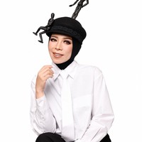 Bergaya androgini, caleg dari Partai Gerindra ini tampil monokrom mengenakan kemeja putih dan celana hitam. Statement gaya datang dari headpiece berhias patung manusia karya desainer aksesori Rinaldy A Yunardi. Foto: Instagram/@melly_goeslaw