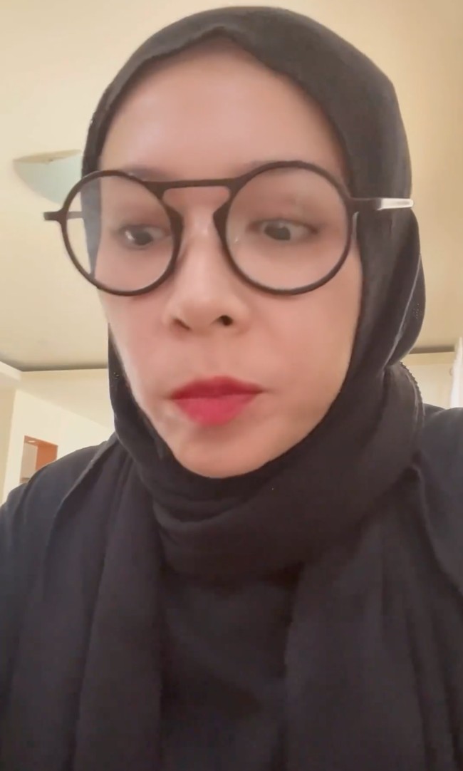 Tak hanya diceraikan, Musnawati juga mendapat gugatan perihal hak asuh anak. Sehingga Musnawati perlu berjuang untuk mendapatkan hak asuh anaknya tersebut. Foto: Instagram/@melly_goeslaw