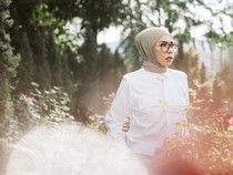 Gaya Kece Melly Goeslaw saat Kulineran Surabi Oncom hingga Petai