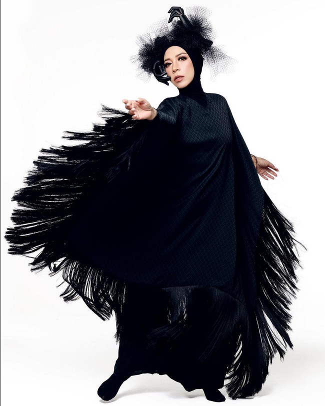 Gaun berdetail fringe dari koleksi Button Scarves yang dipadankan headpiece dari Rinaldy A Yunardi memberi kesan avant garde pada penampilan istri Anto Hoed ini. Foto: Instagram/@melly_goeslaw