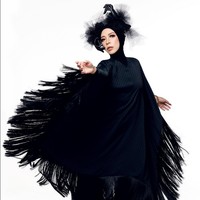 Gaun berdetail fringe dari koleksi Button Scarves yang dipadankan headpiece dari Rinaldy A Yunardi memberi kesan avant garde pada penampilan istri Anto Hoed ini. Foto: Instagram/@melly_goeslaw