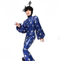 Musisi 49 tahun ini kerap bergaya nyentrik. Termasuk penampilannya ini, dia memakai jumpsuit biru dengan motif bintang warna silver. Dalam unggahan terbaru, dia menyempatkan mempromosikan dirinya sebagai caleg. Bismillaah #baladmelly doain ya 🙏🏻, inget lagu ini, nanti kita nyanyi bareng ya, tulisnya. Foto: Instagram/@melly_goeslaw