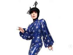 6 Gaya Terbaru Melly Goeslaw yang Kini Nyaleg, Nyentrik Hingga Avant Garde