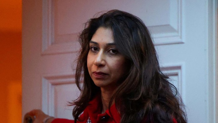 Mendagri Inggris Dicopot Gegara Komentar Kontroversial Demo Pro-Palestina Britain's Home Secretary Suella Braverman walks outside her home, in London, Britain, November 13, 2023. REUTERS/Toby Melville