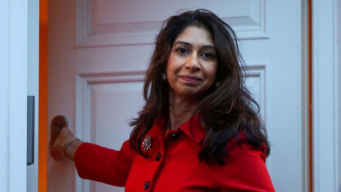 Mendagri Inggris Dicopot Gegara Komentar Kontroversial Demo Pro-Palestina Britain's Home Secretary Suella Braverman walks outside her home, in London, Britain, November 13, 2023. REUTERS/Toby Melville