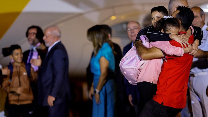 Momen Haru Warga Brasil Berhasil Dievakuasi dari Jalur Gaza Brazilian citizens, who were repatriated from the Gaza Strip, are greeted by Brazil's President Luiz Inacio Lula da Silva upon arrival at the Air Force base of Brasilia, Brazil November 13, 2023. REUTERS/Ueslei Marcelino