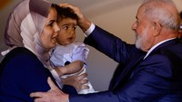 Saat tiba di pangkalan Angkatan Udara Brasilia, puluhan orang itu bertemu Presiden Luiz Inácio Lula da Silva.  