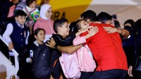 Kepulangan puluhan orang itu disambut haru para anggota keluarganya.  