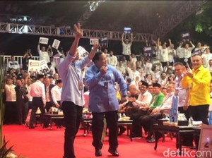Ketika Gibran Salami Mega, Anies Ajak Prabowo Tos dan Ganjar Salam Metal