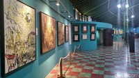 Berkunjung ke Museum Affandi bisa menjadi pilihan traveler untuk meredakan stress dengan menikmati keindahan lukisan-lukisan dan bangunan museum ini. Pengunjung yang datang pun tidak terlalu ramai terutama saat hari kerja, sehingga traveler bisa lebih menikmati waktu di sini.  