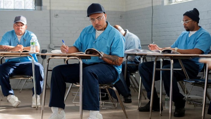 Napi di AS Dapat Kuliah Gratis hingga Jadi Sarjana Marquis Harrison, passes paper to another prisoner, as they participate in classes as a part of the Northwestern Prison Education Program to earn their bachelor's degrees from Northwestern University at Stateville Correctional Center in Crest Hill, Illinois, U.S., November 13, 2023. REUTERS/Vincent Alban