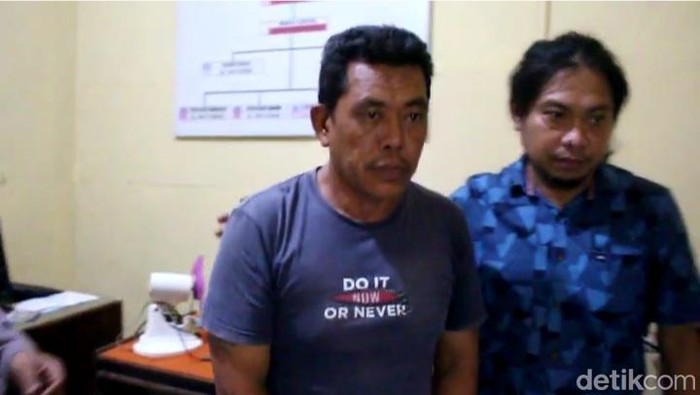 Orang tua murid inisial K, penganiaya siswa SD di Kendari saat diamankan aparat kepolisian.