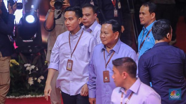 Pasangan capres-cawapres Prabowo Subianto dan Gibran Rakabuming saat acara mengahadiri pengundian nomor urut Capres-Cawapres di Kantor KPU RI, Jakarta, Selasa (14/11/2023). (CNBC Indonesia/Faisal Rahman)