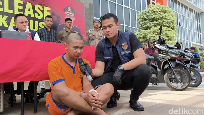 Pelaku pencurian motor modus pukul adik saat diwawancarai awak media di Polres Gresik