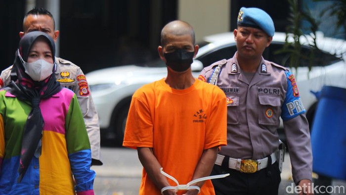 Pelaku yang memotret dan merekam penghuni kos perempuan dihadirkan dalam jumpa pers Polresta Sleman, Selasa (14/11/2023).