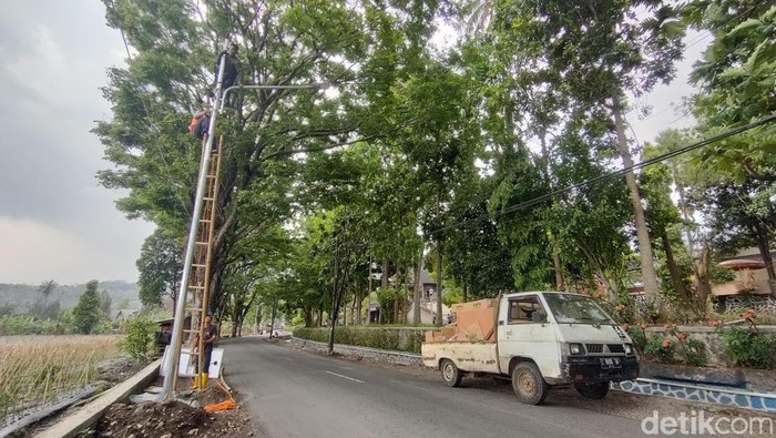 Pemasangan PJU di Jalan Cipanas Lama Garut.