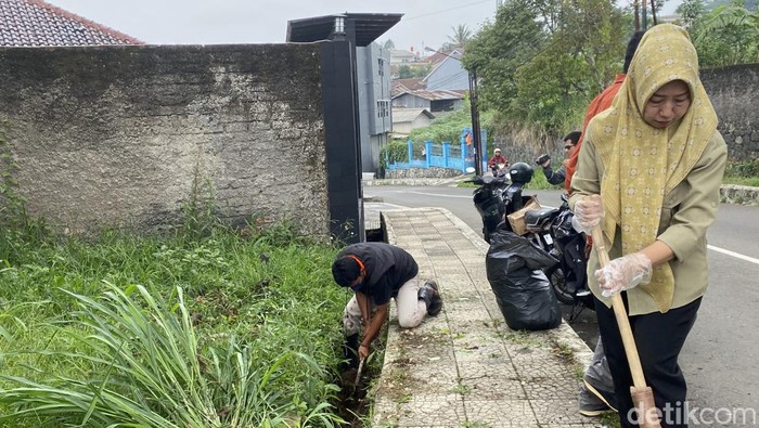 Pembersihan saluran air di Kota Sukabumi.