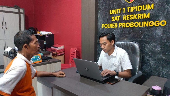 Samad, pelaku pembunuh petani cabai, Halim di Probolingo saat diperiksa penyidik.