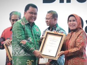 Sukseskan Program Imunisasi, Bupati Serang Raih Penghargaan Kemenkes