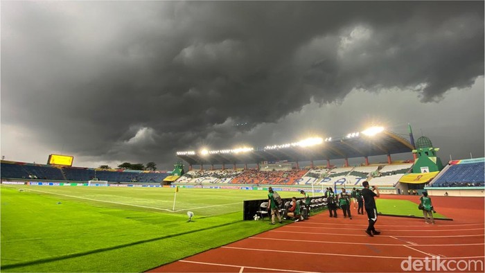 Penampakan awan hitam menggelayut di Stadion Si Jalak Harupat, Kabupaten Bandung
