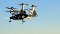 Taksi udara listrik milik Joby Aviation terbang di dekat Heliport Pusat Kota Manhattan di Manhattan, New York City, Amerika Serikat, Minggu (12/11/2023).  