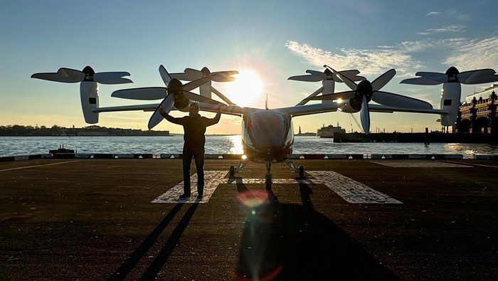 An electric air taxi by Joby Aviation flies near the Downtown Manhattan Heliport in Manhattan, New York City, U.S., November 12, 2023. REUTERS/Roselle Chen