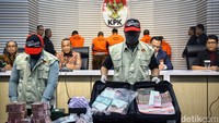 Uang Rp 1,8 miliar itu terlihat dibawa dalam koper dan terdiri atas pecahan Rp 100 ribu dan Rp 50 ribu. Firli belum menjelaskan detail dari mana saja sumber Rp 1,8 miliar yang disita itu.