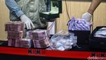 Penampakan Uang Rp 1,8 M dan Rolex dari OTT Pj Bupati Sorong