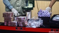 KPK menunjukkan barang bukti operasi tangkap tangan yang menyasar Pj Bupati Sorong, Provinsi Papua Barat Daya, di Gedung KPK, Jakarta, Selasa (14/11/2023). Ada uang Rp 1,8 miliar dan jam Rolex yang disita terkait kasus ini.