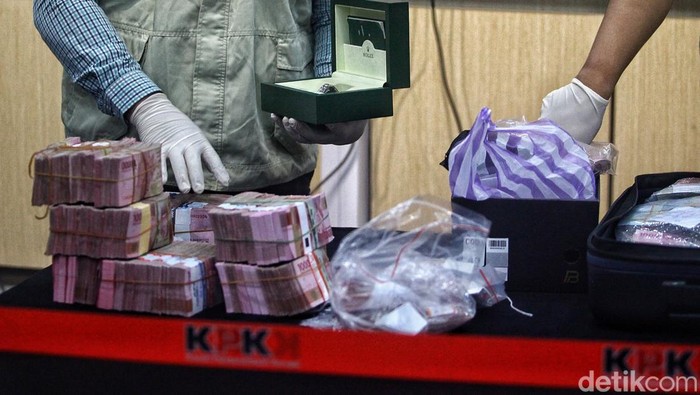 Penampakan Uang Rp 1,8 M dan Rolex dari OTT Pj Bupati Sorong KPK menunjukkan barang bukti operasi tangkap tangan yang menyasar Pj Bupati Sorong, Provinsi Papua Barat Daya, di Gedung KPK, Jakarta, Selasa (14/11/2023). Terdapat uang tunai Rp 1,8 miliar dan sebuah jam tangan mewah merek Rolex.