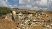 Desa Qadas yang ditinggalkan kemudian dibuldoser oleh otoritas Israel sehingga para pengungsi tidak bisa mendapatkan kembali rumah dan tanah mereka. Ini adalah tempat penampungan air di Qadas. Foto: Ariel David via Haaretz.
