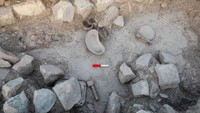 Pispot, berbagai perlengkapan, dan bahan-bahan medis ditemukan di sebuah ruangan yang kemungkinan besar digunakan sebagai rumah sakit ALA. Foto: Sasha Flit via Haaretz.
