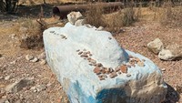 Sebuah sarkofagus Romawi yang dilapisi plester dan dijuluki makam Asyer dan Naftali oleh kelompok ultra-ortodoks. Foto: Ariel David via Haaretz.